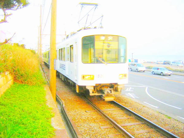 七里ガ浜を走る江ノ電