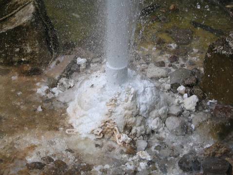 噴泉の吹き出し口に付着する石膏成分写真