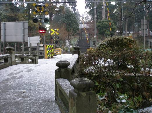 円覚寺前　踏み切り　雪　画像