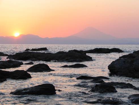 夕日の沈む海と富士山写真