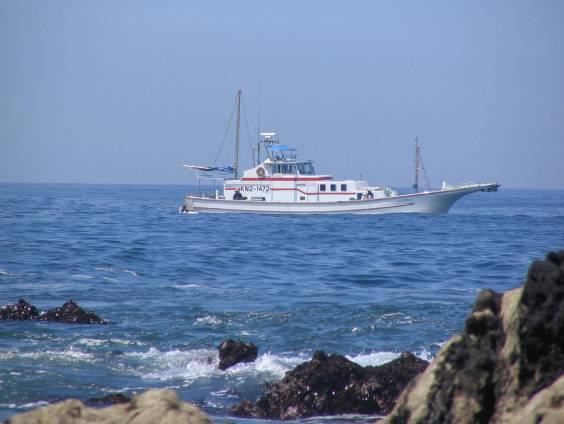 荒崎と荒崎沖の漁船写真