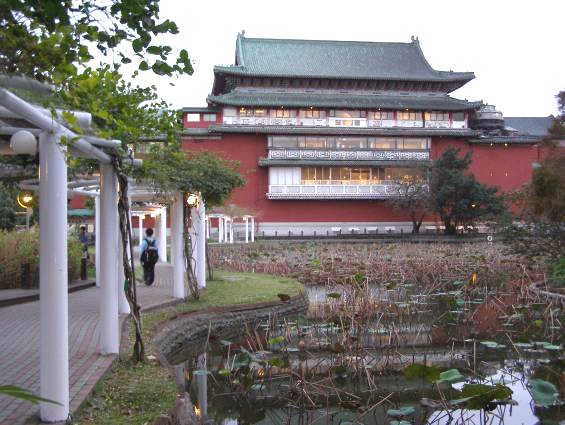 夕方の歴史博物館と台北植物園ハス池の写真