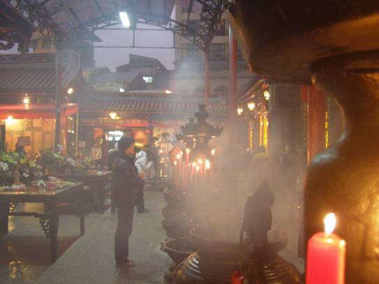 香の煙がたちこめる龍山寺境内写真