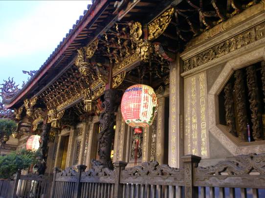 龍山寺は絢爛豪華です・三川殿前写真
