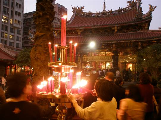 龍山寺写真・前殿内や正殿前はたくさんの人々で賑わっています