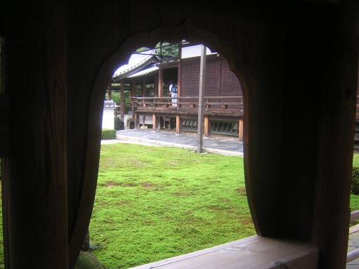 東福寺方丈西庭園写真・花頭窓から見えるコケ