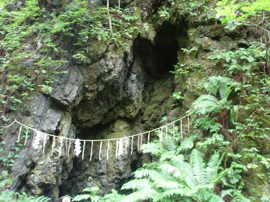 十和田神社周辺の溶岩流の洞穴写真