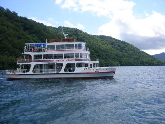 十和田湖に就航する十和田湖遊覧船写真