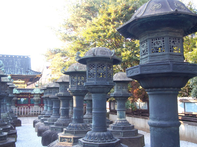 上野東照宮銅製の灯籠画像