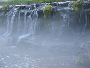 羊蹄山麓で名水が湧き出す泉の写真