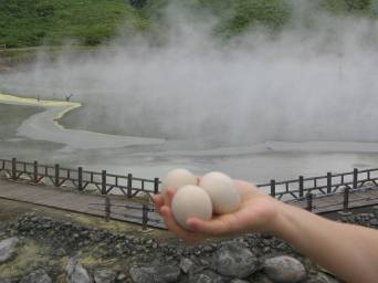 温泉の蒸気でゆでた温泉卵の写真