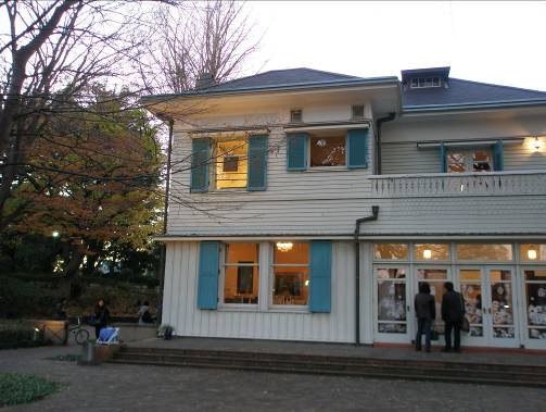 青緑色の雨戸がかわいい横浜山手エリスマン邸写真