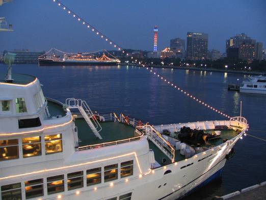 夕方横浜港が青く染まる時間の写真
