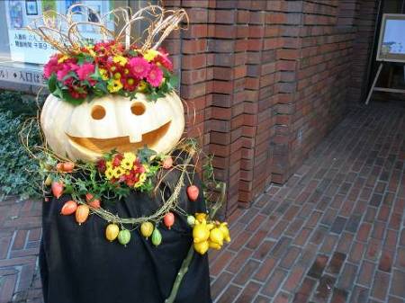 黄色いカボチャの横浜山手のハロウィン飾り写真