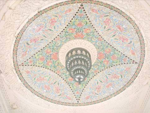インド水塔の天井に使われている様々な鉱物写真