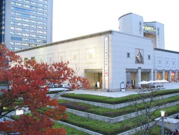 横浜美術館と紅葉写真
