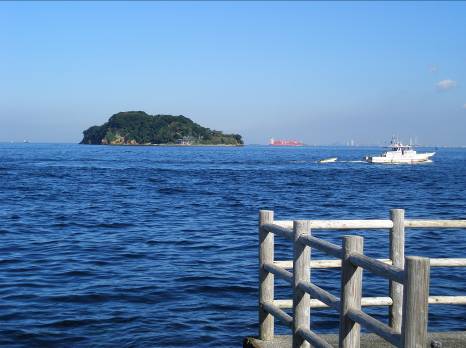 うみかぜ公園から見た横須賀の青い海と猿島写真