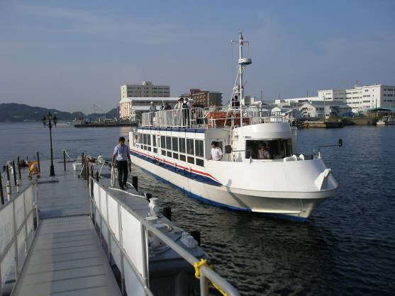 最近人気の横須賀軍港めぐり船写真