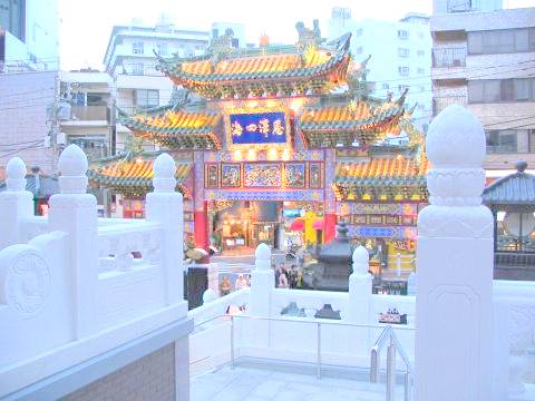 横浜中華街媽祖廟の白い大理石写真