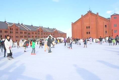 冬にできる赤レンガ倉庫前のスケートリンク写真