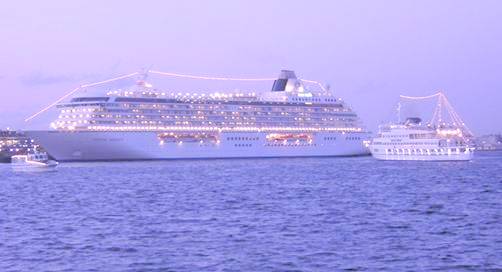 日暮れの横浜港と豪華客船写真
