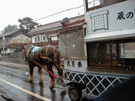 雪の中、蔵の街喜多方を行く蔵馬車写真