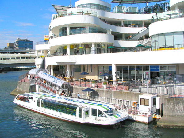 ���l�x�C�N�H�[�^�[�̔��F