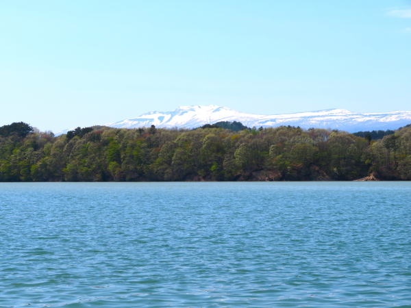 御所湖と秋田駒ケ岳