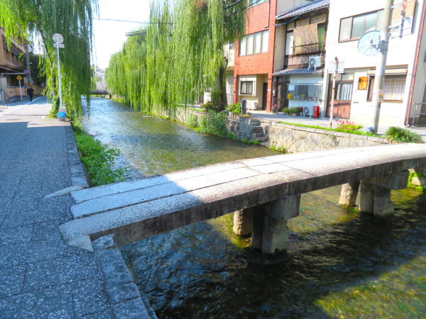 ���s��{��