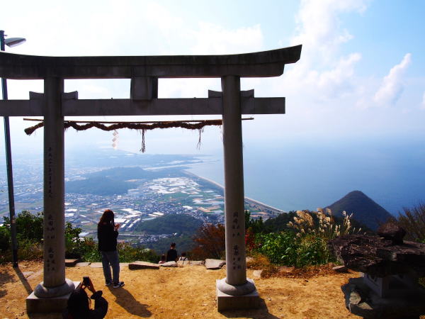 高屋神社から眺める琴弾公園と有明浜
