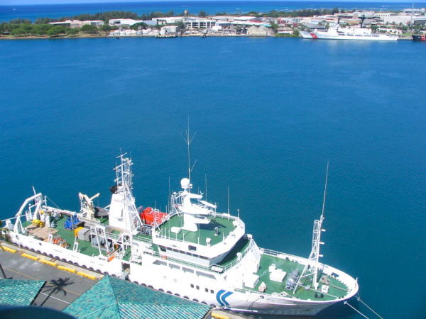 ホノルルアロハタワーから見るオアフ島の海