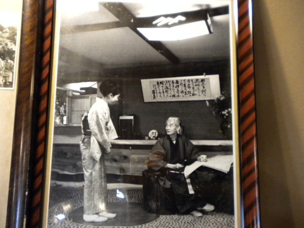 踊り子の宿福田屋でくつろぐ川端康成氏写真