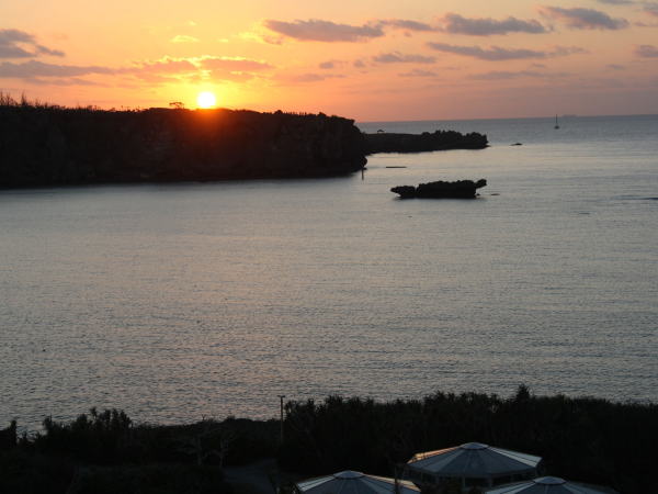 沖縄の海万座毛夕日