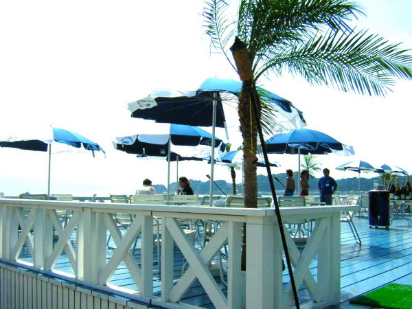 湘南の海海辺のテラス