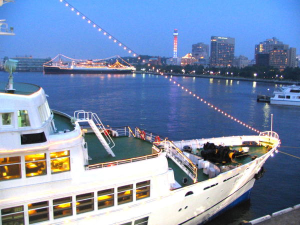 大桟橋から眺める横浜の夕景