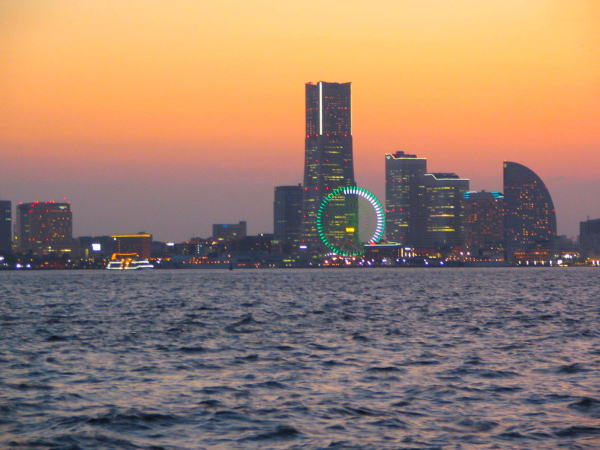 横浜港海からの夕景